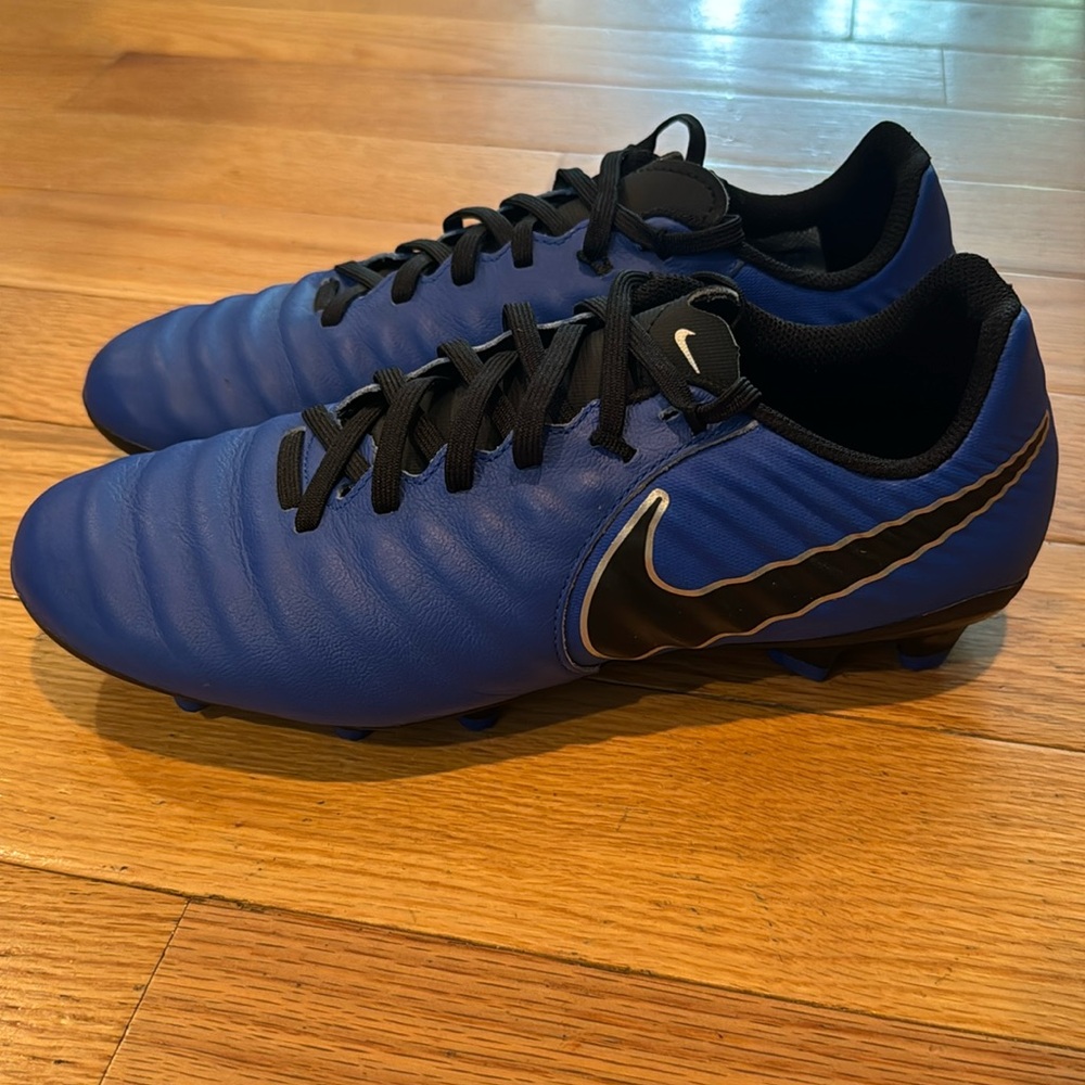 Like New! Nike Tiempo Legend 7 Cleats, Royal blue & Black, size 7.